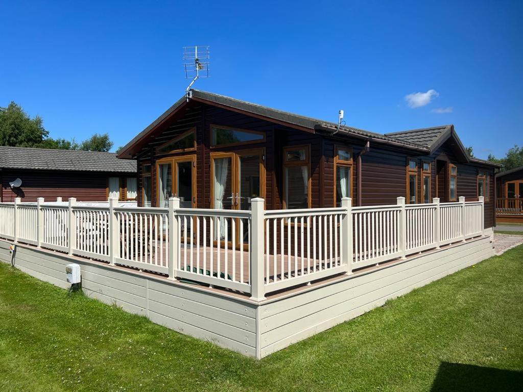 The Crystal Lodge with Hot Tub Malton image one