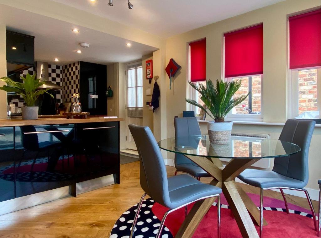 Easy Walk City Centre Flat with Free Parking Accommodation image 1 Easy Walk City Centre Flat with Free Parking image one