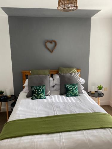Trendy City Centre Hull Sleeps 2 or 4 with Free Secure Parking image three