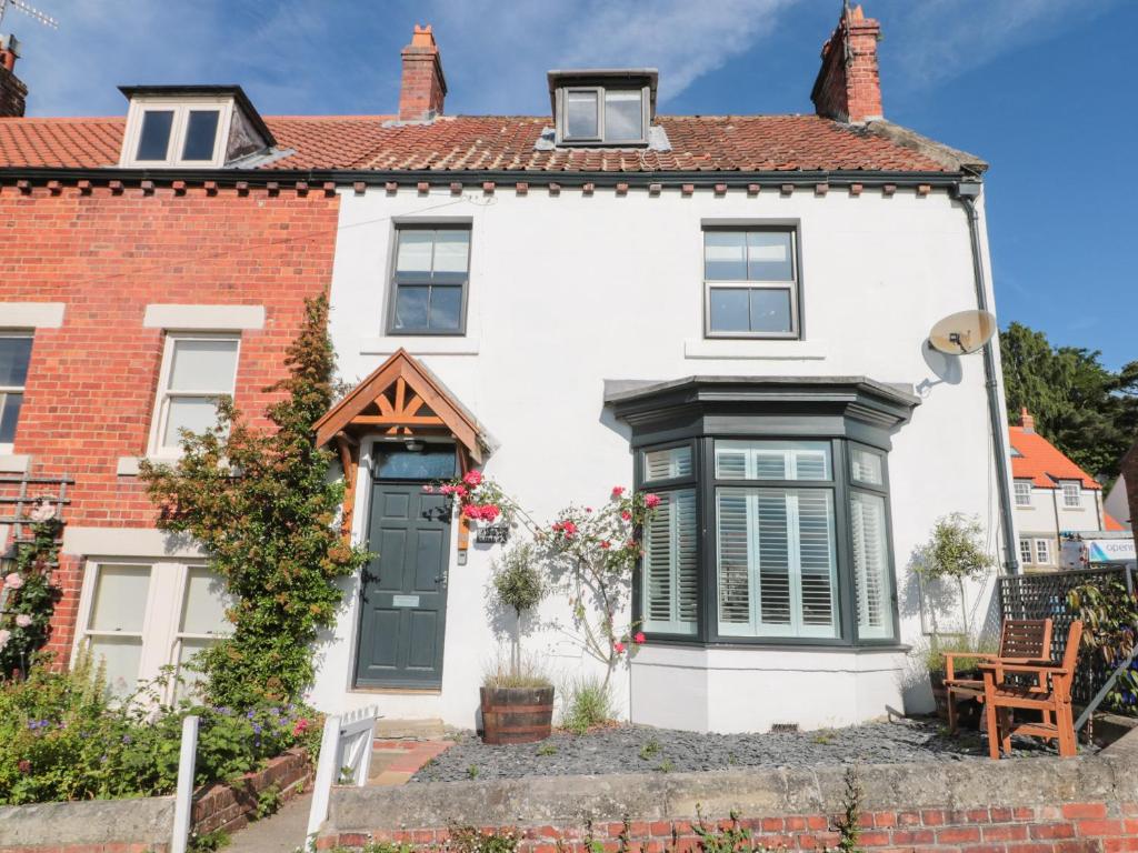 Harriet's Cottage, Whitby Accommodation image 1 Harriet's Cottage, Whitby image one