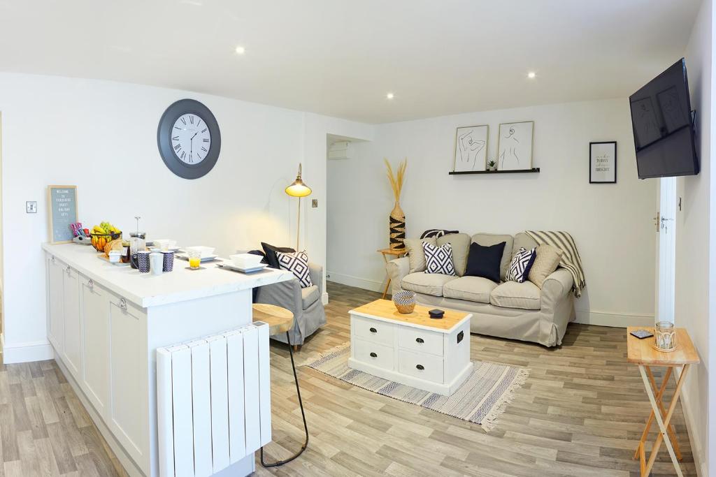 THE HIDEAWAY @ EMPIRE 39, town centre location, close to train station- Yorkshire Coast Holiday Lets. Accommodation image 1 THE HIDEAWAY @ EMPIRE 39, town centre location, close to train station- Yorkshire Coast Holiday Lets. image one