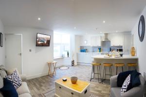 THE HIDEAWAY @ EMPIRE 39, town centre location, close to train station- Yorkshire Coast Holiday Lets. Accommodation image 2 THE HIDEAWAY @ EMPIRE 39, town centre location, close to train station- Yorkshire Coast Holiday Lets. image two