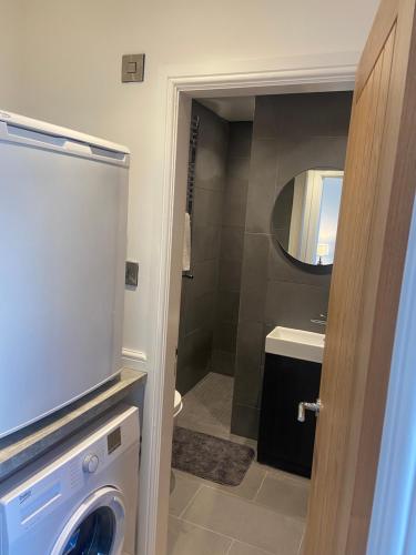 Spacious one bed ground floor apartment image three