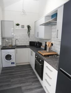 Cheerful 4-bedroom home in Sheffield image one
