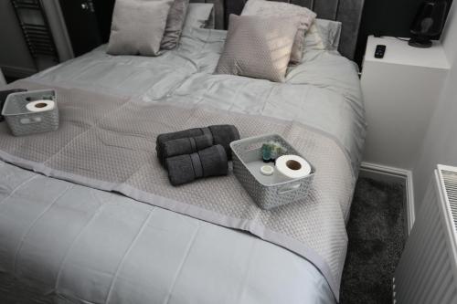 Cheerful 4-bedroom home in Sheffield image three