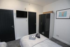 Cheerful 4-bedroom home in Sheffield image two