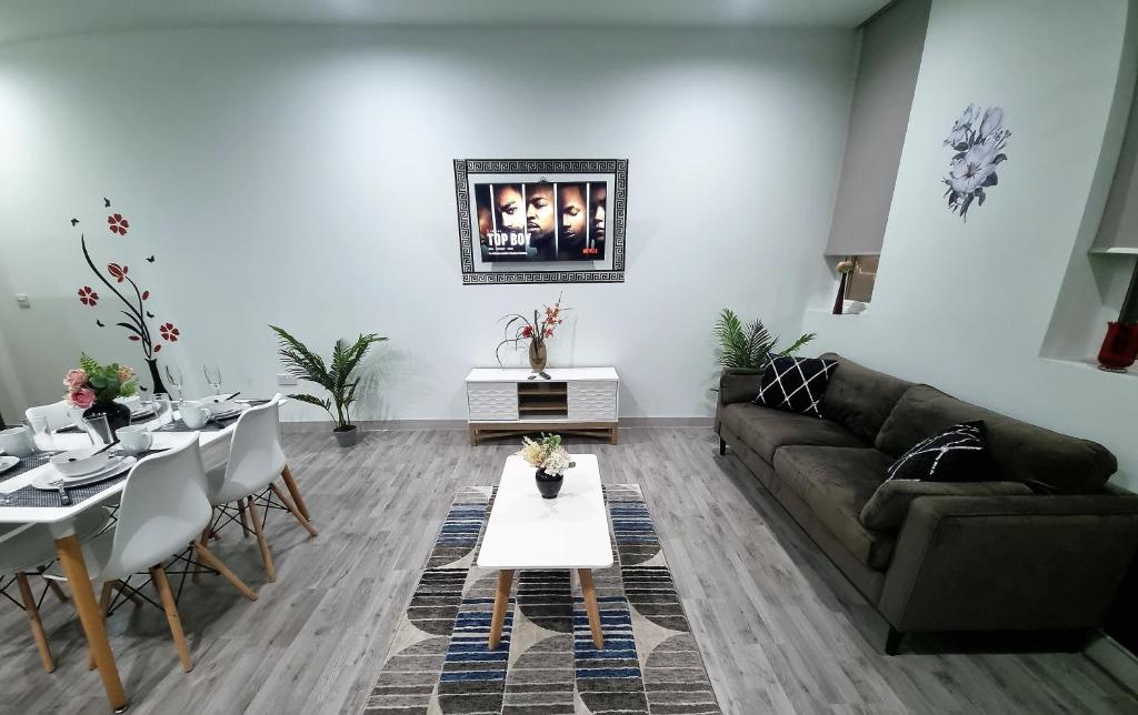*C!4* Enjoy a wonderful stay in our Cosy Luxurious & Spacious ground floor apartment + Free Parking + Free WiFi * Accommodation image 1 *C!4* Enjoy a wonderful stay in our Cosy Luxurious & Spacious ground floor apartment + Free Parking + Free WiFi * image one