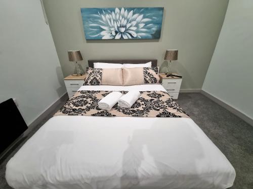 *C!4* Enjoy a wonderful stay in our Cosy Luxurious & Spacious ground floor apartment + Free Parking + Free WiFi * Accommodation image 3 *C!4* Enjoy a wonderful stay in our Cosy Luxurious & Spacious ground floor apartment + Free Parking + Free WiFi * image three