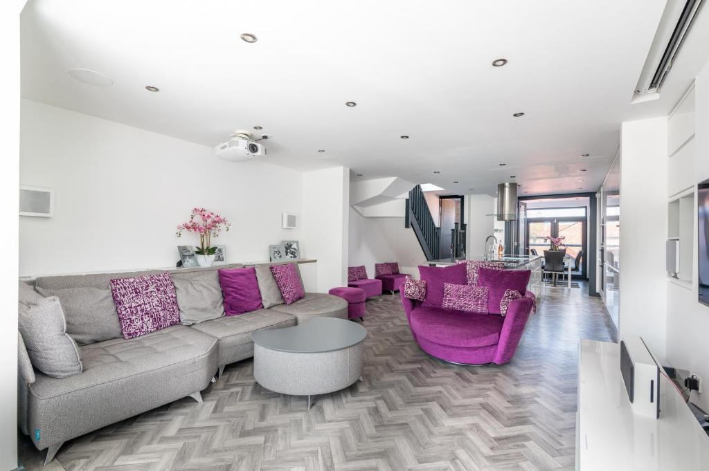 Pass the Keys Modern duplex apartment with Cinema sleeps 6 Accommodation image 1 Pass the Keys Modern duplex apartment with Cinema sleeps 6 image one