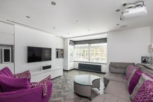 Pass the Keys Modern duplex apartment with Cinema sleeps 6 Accommodation image 2 Pass the Keys Modern duplex apartment with Cinema sleeps 6 image two