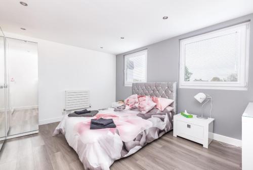 Pass the Keys Modern and minimalist duplex apartment sleeps 6 image three
