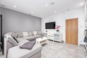 Pass the Keys Modern and minimalist duplex apartment sleeps 6 image two
