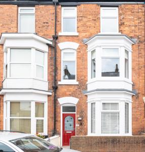 Scarborough Stays - Trafalgar Lodge - 4 bedroomed house - Free Parking Accommodation image 1 Scarborough Stays - Trafalgar Lodge - 4 bedroomed house - Free Parking image one