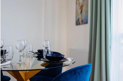Central 2Bedroom Apartment With Secure Carpark Accommodation image 3 Central 2Bedroom Apartment With Secure Carpark image three