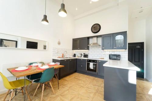 Spacious 2 bedroom Leeds City Centre apartment Accommodation image 3 Spacious 2 bedroom Leeds City Centre apartment image three