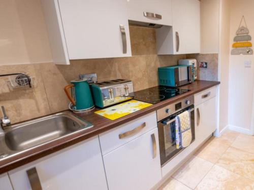 Cosy Garden Flat with Private 24 hr Use Hot Tub Accommodation image 3 Cosy Garden Flat with Private 24 hr Use Hot Tub image three