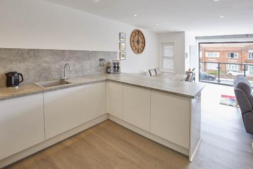 Host & Stay - Even Keel image three