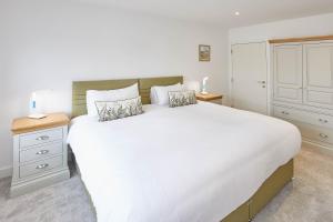 Host & Stay - Even Keel image two