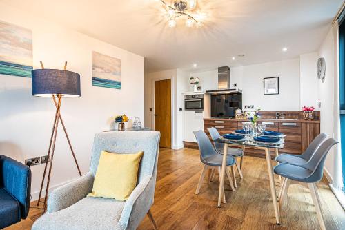Free Parking, IQuarter Luxe 2 Bed Apartment Sheffield - Available & Book Today Accommodation image 3 Free Parking, IQuarter Luxe 2 Bed Apartment Sheffield - Available & Book Today image three