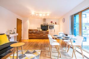 Free Parking, IQuarter Luxe 2 Bed Apartment Sheffield - Available & Book Today Accommodation image 2 Free Parking, IQuarter Luxe 2 Bed Apartment Sheffield - Available & Book Today image two