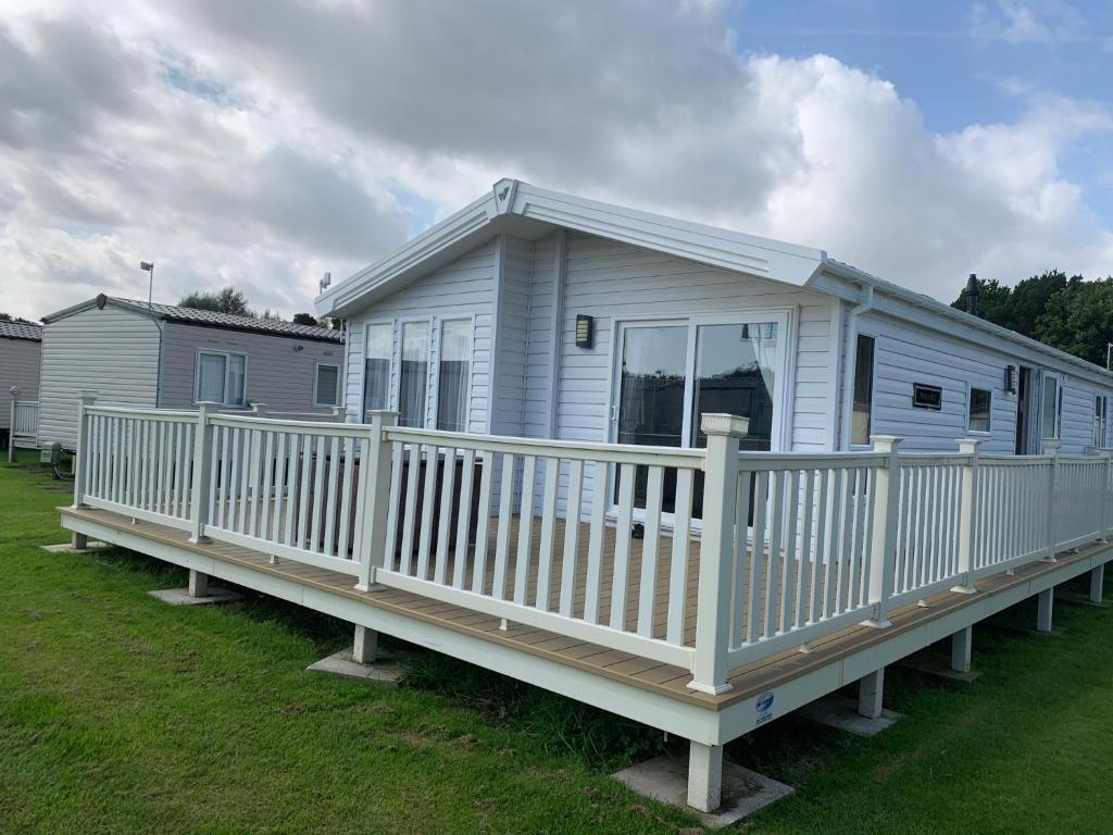 8 BIRTH LODGE ON CAYTON BAY HOLIDAY PARK Accommodation image 1 8 BIRTH LODGE ON CAYTON BAY HOLIDAY PARK image one