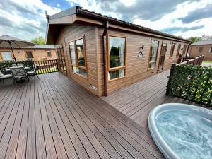 Buttercup With Hot Tub image two