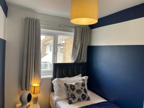 *Stylish*Upmarket 3 bed house 9 mins to centre image three