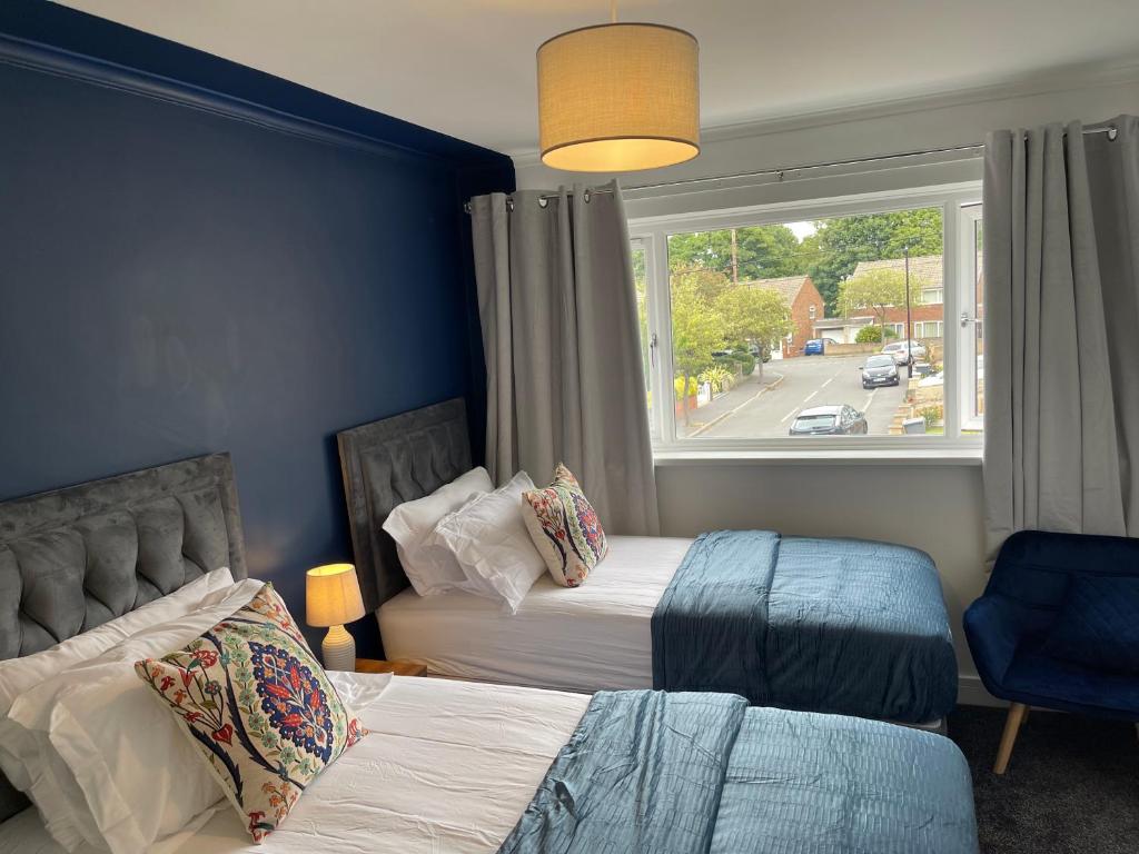 *Stylish*Upmarket 3 bed house 9 mins to centre image one