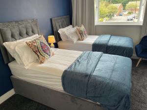 *Stylish*Upmarket 3 bed house 9 mins to centre image two