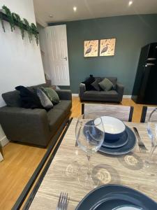 Book Hotels in Headingley Page image 4 Picture of Ideal 4 Bed House - 5 minutes From Leeds