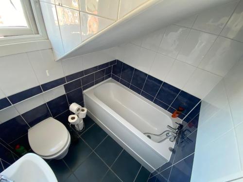 Ideal 4 Bed House - 5 minutes From Leeds Accommodation image 3 Ideal 4 Bed House - 5 minutes From Leeds image three