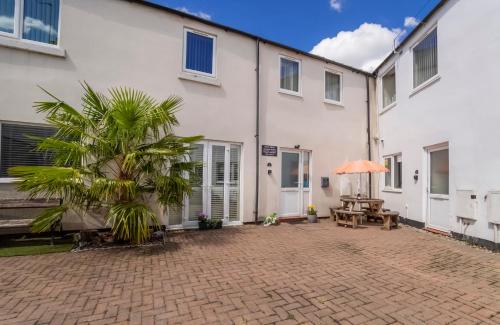 2 Ascot Mews - The Den York Accommodation image 3 2 Ascot Mews - The Den York image three