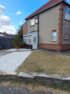 Cheerful 5 bedroom house Accommodation image 1 Cheerful 5 bedroom house image one