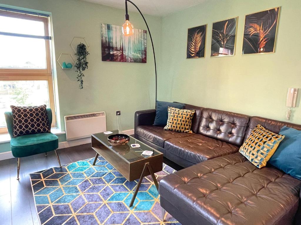 Spacious Apartment in Central Location w/ Parking Accommodation image 1 Spacious Apartment in Central Location w/ Parking image one