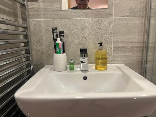 Lovely 2 Bed apartment in Leeds centre (Netflix) image three