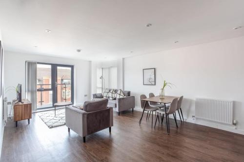 Modern & Spacious 2 Bedroom Apartment in York image three