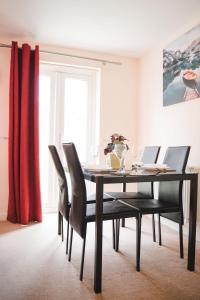 Snapos Luxury Serviced Apartments - Tudor Close Accommodation image 2 Snapos Luxury Serviced Apartments - Tudor Close image two