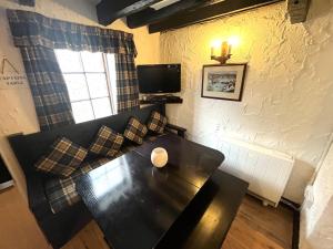 Entire 2 Bedroom Cottage in Whitby image two