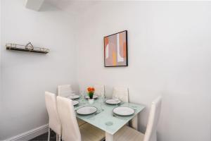 Stunning & Contractor House & Central Location image two