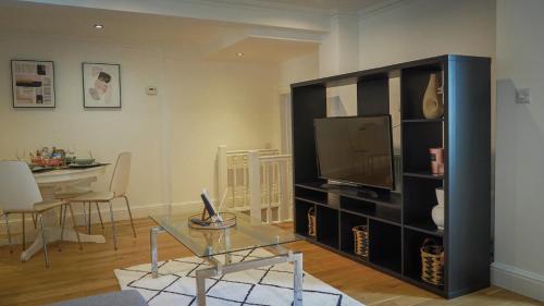 Modern & Spacious Leeds City Centre Apartment with Parking - Sleeps 5 Accommodation image 3 Modern & Spacious Leeds City Centre Apartment with Parking - Sleeps 5 image three