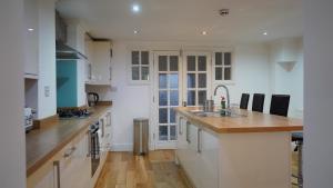 Modern & Spacious Leeds City Centre Apartment with Parking - Sleeps 5 Accommodation image 2 Modern & Spacious Leeds City Centre Apartment with Parking - Sleeps 5 image two