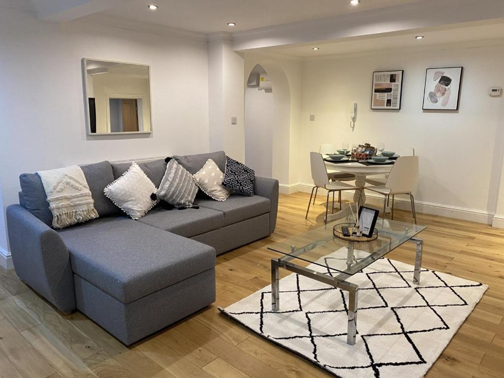 Modern & Spacious Leeds City Centre Apartment with Parking - Sleeps 5 Accommodation image 1 Modern & Spacious Leeds City Centre Apartment with Parking - Sleeps 5 image one
