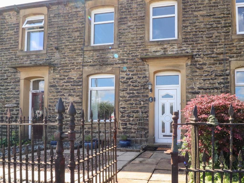 Kingfisher Cottage, 11 Airebank Terrace Accommodation image 1 Kingfisher Cottage, 11 Airebank Terrace image one