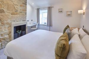 Host & Stay - Old Stone Cottage image two