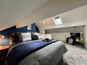 Boutique 5 bed home on Birdwell Road - Free parking Accommodation image 2 Boutique 5 bed home on Birdwell Road - Free parking image two