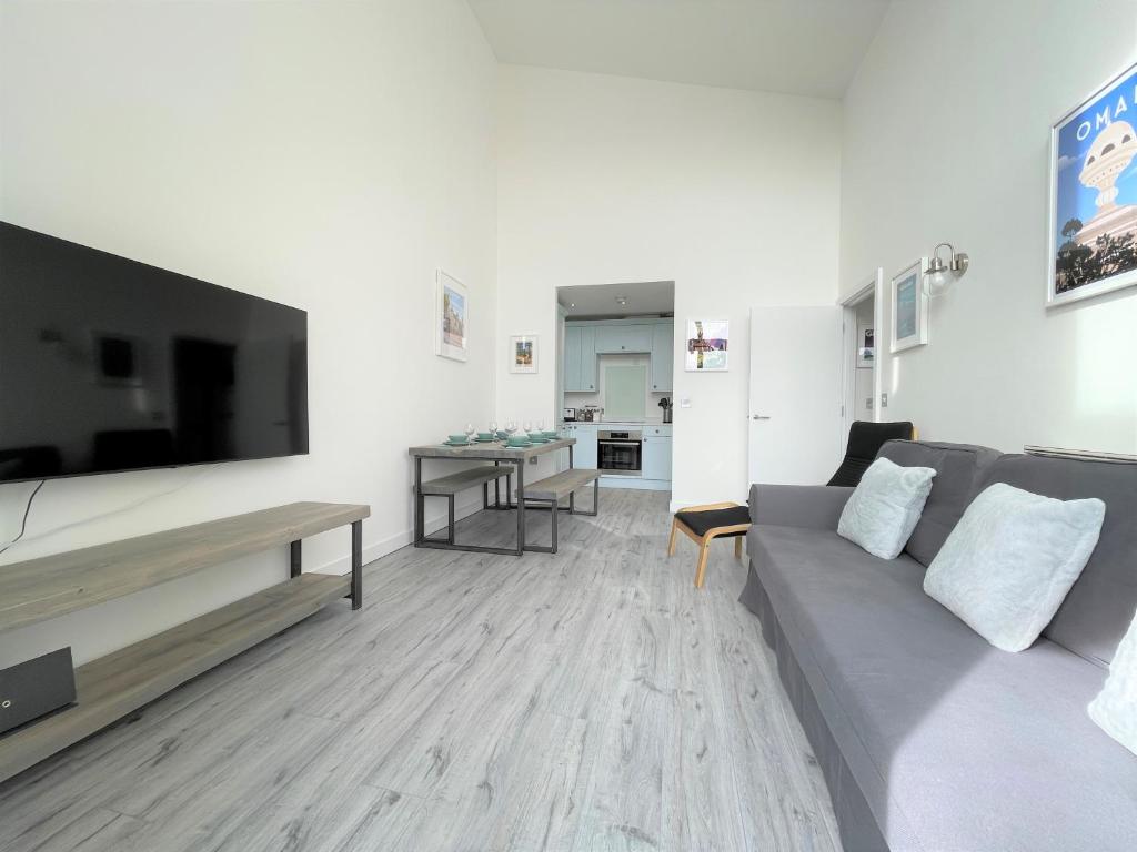 Penthouse Apartment w/ Parking Accommodation image 1 Penthouse Apartment w/ Parking image one