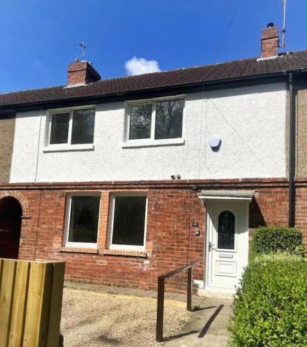 Modern 4 bed home, 30 minute walk from City Centre image one