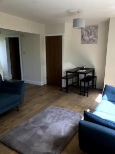 Modern 4 bed home, 30 minute walk from City Centre image two