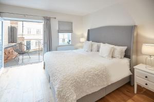Host & Stay - Hoggarth House image two