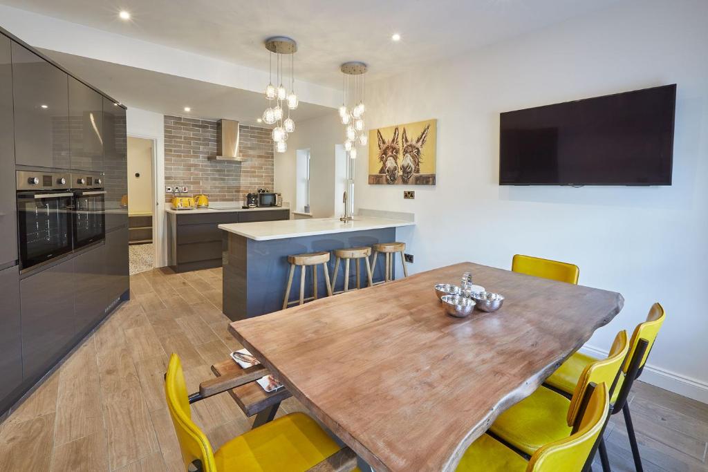 Host & Stay - Hoggarth House image one